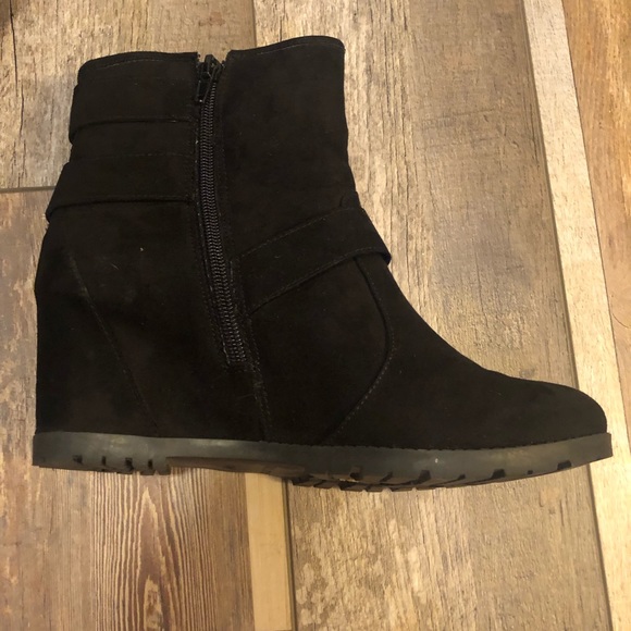 EUC!  Women’s Suede Wedge w/ functional zipper. - Picture 2 of 15